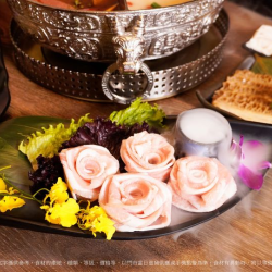 店名：[問鼎] 專屬女王的月份，送上「a級玫瑰松阪豬」