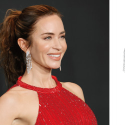 遠東百貨 - 【Top City】Emily Blunt 艾蜜莉·布朗佩戴 De Beers 鑽石珠寶