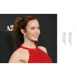 遠東百貨 - 【Top City】Emily Blunt 艾蜜莉·布朗佩戴 De Beers 鑽石珠寶