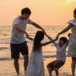 大葉高島屋優惠活動 - 3F輕夏童裝/男裝滿額禮5/14(四)~6/7(日)APP卡友當日於3F嬰童服飾玩具區累積消費滿2,000元，憑APP會員條碼及已集點數之發票(含銷貨明細表)，即贈迷你毛巾1份限量120份…4F聯合服務中心